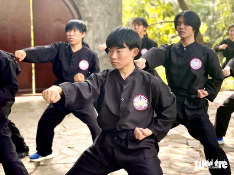 Học sinh Nhật lần đầu mặc áo dài, đánh võ cổ truyền và nghe đờn ca tài tử - Ảnh 4. Các nam sinh mặc đồ võ, tập một vài đòn, thế, bài quyền của võ cổ truyền Việt Nam - Ảnh: THÁI THÁI