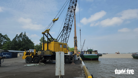 Cảng Mỹ Thới đìu hiu, đói hàng xuất khẩu gạo, cá tra - Ảnh 2. Cảng Mỹ Thới giờ vắng tanh, không còn nhiều sà lan hay tàu thuyền neo đậu chờ lấy hàng như trước - Ảnh: BỬU ĐẤU