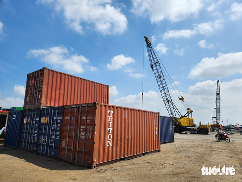 Cảng Mỹ Thới đìu hiu, đói hàng xuất khẩu gạo, cá tra - Ảnh 4. Một số container còn sót lại chưa kịp đưa lên tàu nhiều ngày qua tại cảng Mỹ Thới - Ảnh: BỬU ĐẤU