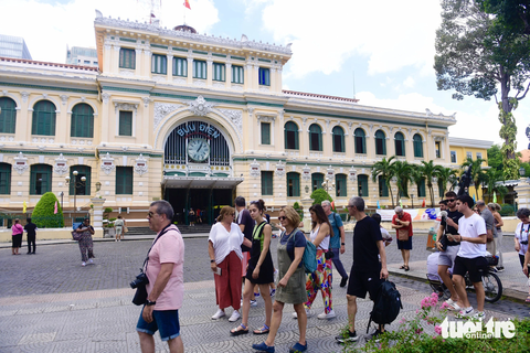 Du lịch TP.HCM muốn đón 6 triệu lượt khách quốc tế, nhưng phải mở thêm visa - Ảnh 1. TP.HCM muốn đón thêm du khách quốc tế trong năm 2024, sau khi chính sách visa thay đổi - Ảnh: QUANG ĐỊNH