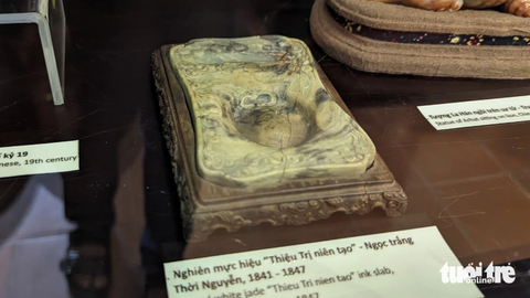 Ngắm những cổ vật bằng ngọc quý dưới triều Nguyễn - Ảnh 4. Nghiên mực "ngự dụng" của vua Thiệu Trị - Ảnh: NHẬT LINH