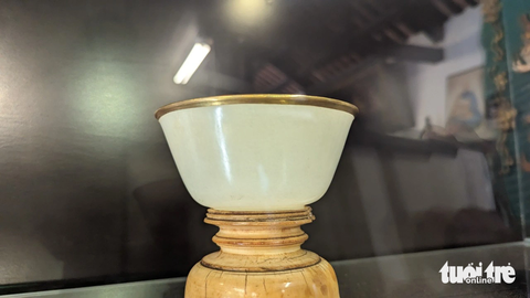 Ngắm những cổ vật bằng ngọc quý dưới triều Nguyễn - Ảnh 10. Chén ngọc có miệng bịt vàng được chế tác dưới triều Nguyễn. Loại chén này thường được nhà vua sử dụng trong hoàng cung triều Nguyễn xưa - Ảnh: NHẬT LINH