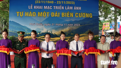 Qua ảnh đẹp, khách quốc tế chiêm ngưỡng nét đẹp hùng vĩ biên cương Việt Nam - Ảnh 1. Lãnh đạo Ban Tuyên giáo Trung ương và lãnh đạo Tỉnh ủy Kiên Giang, cùng các đại biểu thực hiện nghi thức khai mạc triển lãm ảnh "Tự hào một dải biên cương" năm 2023 - Ảnh: CHÍ CÔNG