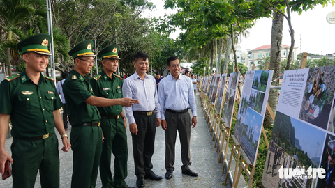 Qua ảnh đẹp, khách quốc tế chiêm ngưỡng nét đẹp hùng vĩ biên cương Việt Nam - Ảnh 2. Khoảng 187 ảnh triển lãm, giới thiệu về nét đẹp và sự hùng vĩ của biên cương Tổ quốc - Ảnh: CHÍ CÔNG