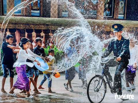 Qua ảnh đẹp, khách quốc tế chiêm ngưỡng nét đẹp hùng vĩ biên cương Việt Nam - Ảnh 3. Tác phẩm Vui ngày hội té nước Khmer Nam Bộ của tác giả Nguyễn Hoàng Nam (An Giang) đoạt huy chương vàng - Ảnh: CHÍ CÔNG