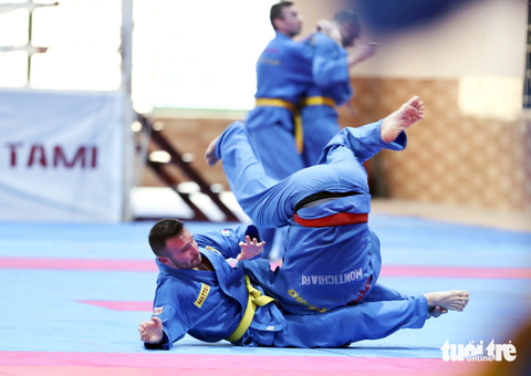 Vận động viên quốc tế làm nóng trước thềm giải Vovinam thế giới tại Việt Nam - Ảnh 1. Hai VĐV Ý với bài biểu diễn đòn chân sở trường của vovinam - Ảnh: N.K