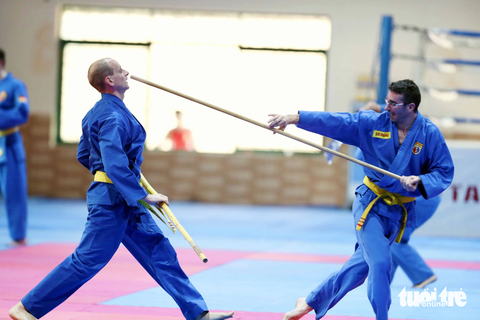 Vận động viên quốc tế làm nóng trước thềm giải Vovinam thế giới tại Việt Nam - Ảnh 4. VĐV đoàn Pháp với bài biểu diễn song luyện