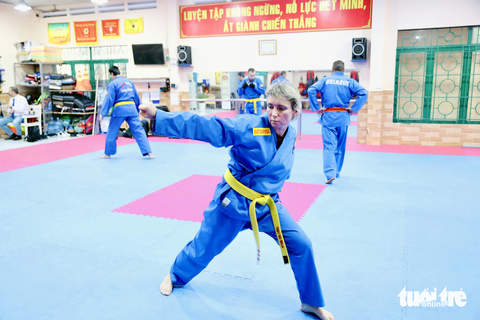 Vận động viên quốc tế làm nóng trước thềm giải Vovinam thế giới tại Việt Nam - Ảnh 7. Một VĐV nữ Belarus ôn luyện bài quyền