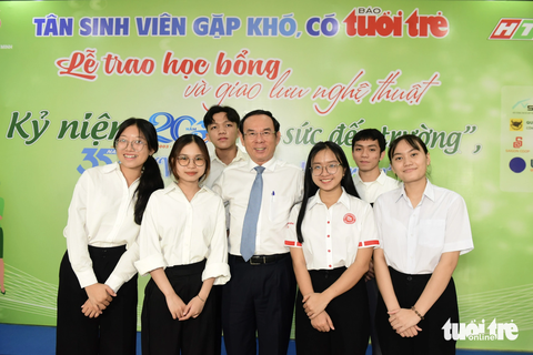 Bí thư Thành ủy TP.HCM Nguyễn Văn Nên chụp hình cùng các tân sinh viên có hoàn cảnh khó khăn tại Lễ trao học bổng và giao lưu nghệ thuật Kỷ niệm 20 năm “Tiếp sức đến trường” và 35 năm chương trình “Vì ngày mai phát triển” của báo Tuổi Trẻ diễn ra tối 21-11 - Ảnh: DUYÊN PHAN Bí thư Thành ủy TP.HCM Nguyễn Văn Nên chụp hình cùng các tân sinh viên có hoàn cảnh khó khăn tại lễ trao học bổng, giao lưu nghệ thuật kỷ niệm 20 năm Tiếp sức đến trường và 35 năm chương trình Vì ngày mai phát triển của báo Tuổi Trẻ diễn ra tối 21-11 - Ảnh: DUYÊN PHAN