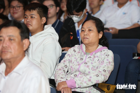 Bà Thanh Lan (51 tuổi, ngụ quận Gò Vấp, TP.HCM) - mẹ của tân sinh viên Nguyễn Vũ Quỳnh Nhi - hồi hộp chờ đợi con lên nhận học bổng- Ảnh: PHƯƠNG QUYÊN Bà Thanh Lan (51 tuổi, ngụ quận Gò Vấp, TP.HCM) - mẹ của tân sinh viên Nguyễn Vũ Quỳnh Nhi - hồi hộp chờ đợi con lên nhận học bổng - Ảnh: PHƯƠNG QUYÊN