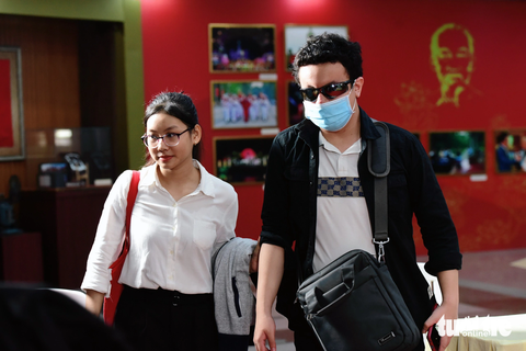 Trao học bổng cho 138 tân sinh viên vùng Đông Nam Bộ, điểm cuối hành trình 20 mùa gieo quả ngọt - Ảnh 6. Chàng tân sinh viên khiếm thị Huỳnh Ngọc Hiếu cùng bạn đến chương trình nhận học bổng - Ảnh: DUYÊN PHAN