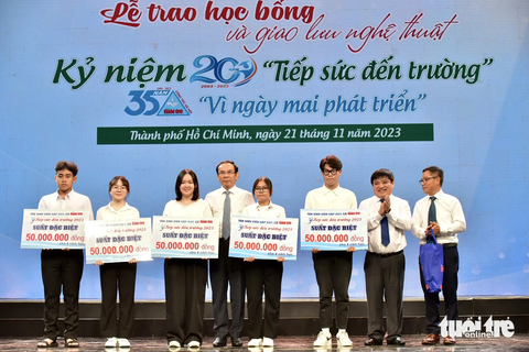 Ông Nguyễn Văn Nên - Bí thư Thành ủy TP.HCM - và ông Lê Thế Chữ - Tổng biên tập báo Tuổi Trẻ - trao 5 suất học bổng đặc biệt trị giá 50 triệu đồng trong suốt 4 năm học được trao cho các tân sinh viên có hoàn cảnh đặc biệt khó khăn - Ảnh: T.T.D. Ông Nguyễn Văn Nên - bí thư Thành ủy TP.HCM và ông Lê Thế Chữ - tổng biên tập báo Tuổi Trẻ - trao 5 suất học bổng đặc biệt trị giá 50 triệu đồng trong suốt 4 năm học cho các tân sinh viên có hoàn cảnh đặc biệt khó khăn - Ảnh: T.T.D.