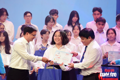 Ông Nguyễn Mạnh Cường - Trưởng ban Dân vận Thành Uỷ TP.HCM cùng ông Lê Thế Chữ - Tổng biên tập báo Tuổi Trẻ (bên phải) trao học bổng cho tân sinh viên - Ảnh: DUYÊN PHAN Ông Nguyễn Mạnh Cường (bên trái) - trưởng Ban Dân vận Thành ủy TP.HCM cùng ông Lê Thế Chữ - tổng biên tập báo Tuổi Trẻ - trao học bổng cho tân sinh viên - Ảnh: DUYÊN PHAN