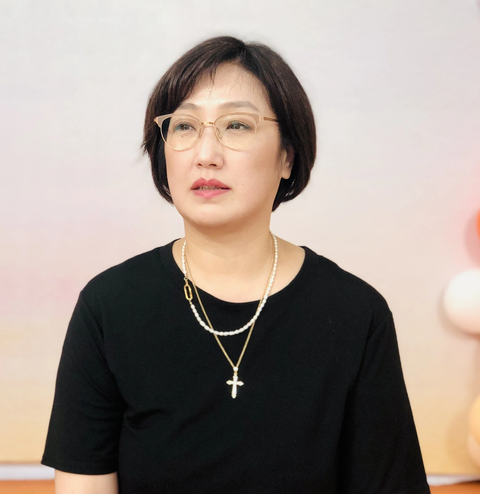 Lần đầu tiên bà Han Hee Won đến Việt Nam, hướng dẫn khán giả Việt nấu món chè Hwachae (chè trái cây) - Ảnh: HOÀI PHƯƠNG Lần đầu tiên bà Han Hee Won đến Việt Nam, hướng dẫn khán giả Việt nấu món chè Hwachae (chè trái cây) - Ảnh: HOÀI PHƯƠNG