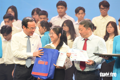 Ông Nguyễn Văn Nên - bí thư Thành ủy TP.HCM cùng ông Dương Anh Đức - phó chủ tịch UBND TP.HCM - trao học bổng cho tân sinh viên có hoàn cảnh khó khăn - Ảnh: DUYÊN PHAN Ông Nguyễn Văn Nên - bí thư Thành ủy TP.HCM cùng ông Dương Anh Đức - phó chủ tịch UBND TP.HCM - trao học bổng cho tân sinh viên có hoàn cảnh khó khăn - Ảnh: DUYÊN PHAN