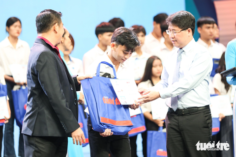 Ông Phạm Hồng Sơn (bên phải) - Chánh văn phòng Thành ủy TP.HCM trao học bổng cho tân sinh viên - Ảnh: PHƯƠNG QUYÊN Ông Phạm Hồng Sơn (bên phải) - chánh Văn phòng Thành ủy TP.HCM - trao học bổng cho tân sinh viên - Ảnh: PHƯƠNG QUYÊN