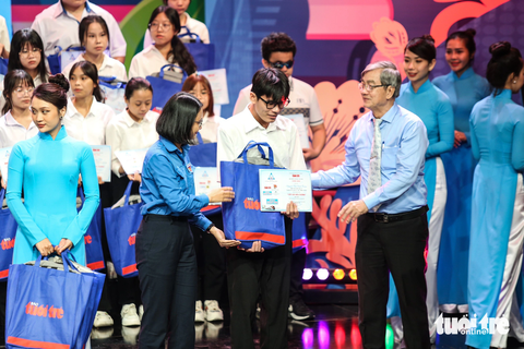 Chị Trần Thu Hà - Phó bí thư Thành Đoàn TP.HCM - và ông Nguyễn Kim Lan - Chủ nhiệm CLB Tiếp sức đến trường Tiền Giang - Bến Tre trao học bổng cho các tân sinh viên - Ảnh: PHƯƠNG QUYÊN Chị Trần Thu Hà - phó bí thư Thành Đoàn TP.HCM và ông Nguyễn Kim Lan - chủ nhiệm CLB Tiếp sức đến trường Tiền Giang - Bến Tre trao học bổng cho các tân sinh viên - Ảnh: PHƯƠNG QUYÊN
