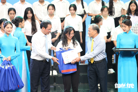 Ông Lê Duy Thanh (trái) - Giám đốc Công ty TNHH SX TM Giấy Xuân Phú và PGS.TS Nguyễn Thiện Tống - Chủ nhiệm CLB Tiếp sức đến trường Thừa Thiên Huế trao học bổng cho các tân sinh viên các tỉnh Quảng Trị, Nghệ An, Hà Nam đang học tập tại TP.HCM - Ảnh: PHƯƠNG QUYÊN Ông Nguyễn Thành Trung (bên trái) - phó chủ tịch thường trực Ủy ban MTTQ VN TP.HCM và PGS.TS Nguyễn Thiện Tống - chủ nhiệm CLB Tiếp sức đến trường Thừa Thiên Huế - trao học bổng cho tân sinh viên các tỉnh Quảng Trị, Nghệ An, Hà Nam đang học tập tại TP.HCM - Ảnh: PHƯƠNG QUYÊN