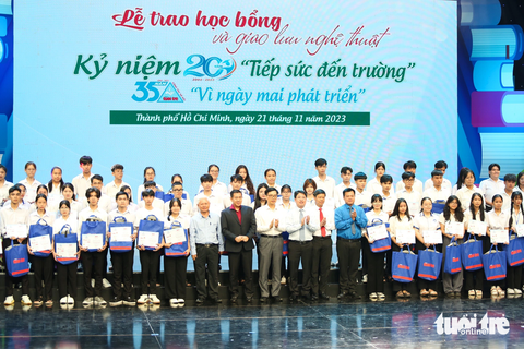Các tân sinh viên trong đợt trao học bổng tối 21-11 - Ảnh: PHƯƠNG QUYÊN Các tân sinh viên trong buổi trao học bổng tối 21-11 - Ảnh: PHƯƠNG QUYÊN