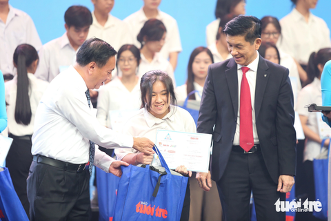 Ông Phạm Thành Kiên (trái) - Phó chủ tịch HĐND TP.HCM và ông Đào Quốc Trung - Giám đốc cấp cao Trung tâm Đào tạo Bảo hiểm, Công ty Bảo hiểm Nhân thọ Dai-ichi Việt Nam trao học bổng cho tân sinh viên Ảnh: PHƯƠNG QUYÊN Ông Phạm Thành Kiên (bên trái) - phó chủ tịch HĐND TP.HCM và ông Đào Quốc Trung - giám đốc cấp cao Trung tâm đào tạo bảo hiểm, Công ty bảo hiểm nhân thọ Dai-ichi Việt Nam - trao học bổng cho tân sinh viên - Ảnh: PHƯƠNG QUYÊN