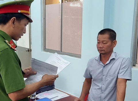 Bắt người chủ mưu buôn lậu xăng dầu trên biển - Ảnh 4. Đỗ Hoàng Lý nghe đọc lệnh khởi tố, bắt tạm giam - Ảnh: Công an cung cấp