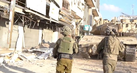 Binh sĩ Israel hoạt động bên trong Dải Gaza, ngày 21-11-2023 - Ảnh: REUTERS Binh sĩ Israel hoạt động bên trong Dải Gaza, ngày 21-11-2023 - Ảnh: REUTERS