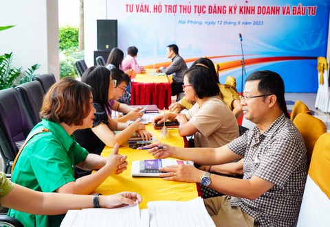 Hải Phòng yêu cầu quyết liệt hơn trong cải cách thủ tục hành chính - Ảnh 1. Lãnh đạo TP Hải Phòng chỉ đạo quyết liệt hơn nữa trong công tác cải cách thủ tục hành chính - Ảnh: T.THẮNG