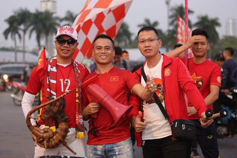 CĐV tuyển Việt Nam hi vọng Văn Toàn, Tiến Linh ghi bàn - Ảnh 5. CĐV tuyển Việt Nam tập trung trước sân Mỹ Đình