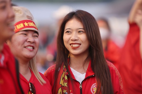 CĐV tuyển Việt Nam hi vọng Văn Toàn, Tiến Linh ghi bàn - Ảnh 4. CĐV tuyển Việt Nam tập trung trước sân Mỹ Đình