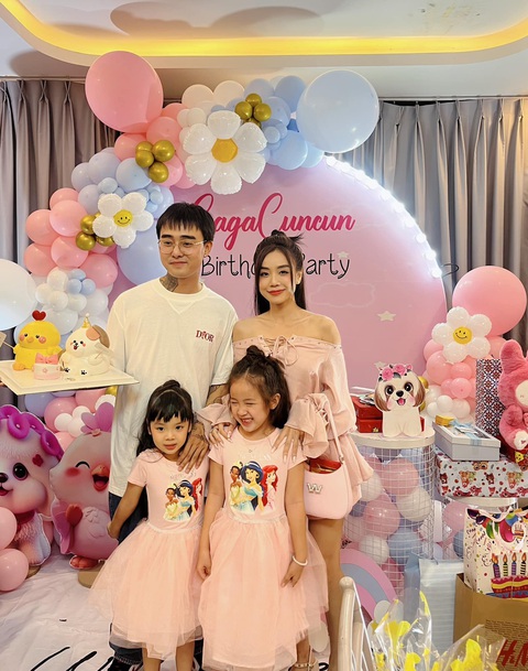 Đạt G và Cindy Lư lại công khai yêu đương lần nữa - Ảnh 2. Hình ảnh Đạt G và Cindy Lư hạnh phúc bên hai công chúa nhỏ xinh xắn dễ thương