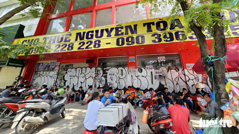 TP.HCM: 61.628 doanh nghiệp đã … ‘biến mất’ trong 10 tháng đầu năm - Ảnh 1. Doanh nghiệp đóng cửa, tòa nhà cho thuê cũng ế - Ảnh: NGỌC HIỂN