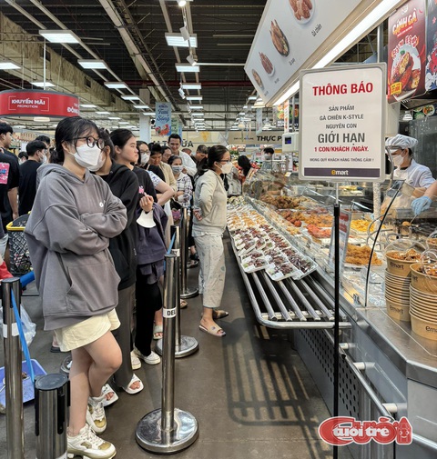 Chờ lâu 'muốn xỉu' để mua con gà rán nguyên con 99.000 đồng - Ảnh 1. Dòng người xếp hàng trước khu vực gà rán nguyên con luôn trong tình trạng "S.O.S". (Ảnh: VŨ NGUYỄN)