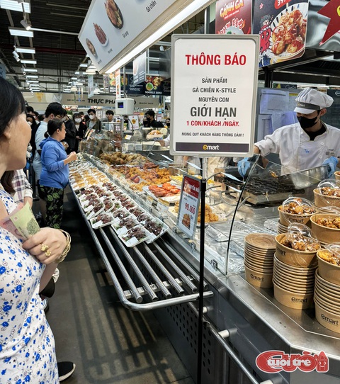 Chờ lâu 'muốn xỉu' để mua con gà rán nguyên con 99.000 đồng - Ảnh 3. Mỗi thực khác chỉ được mua 1 con gà trong một ngày.