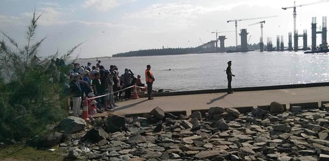 Ba học sinh chở nhau trên xe máy bị lao xuống biển, 2 người tử vong - Ảnh 1. Đoạn bờ kè biển ở xã Hải Dương (TP Huế) nơi xảy ra tai nạn - Ảnh: T.QUANG