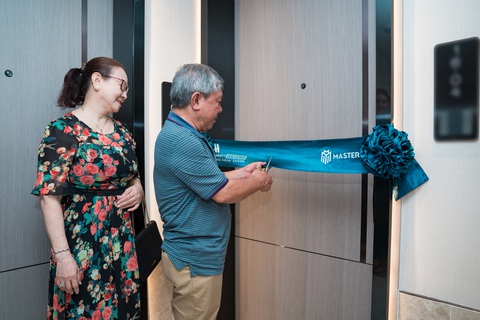 Cư dân hài lòng khi nhận bàn giao căn hộ hàng hiệu Marriott - Ảnh 1. Chủ nhân căn hộ thực hiện nghi thức cắt băng trước khi bước vào "tổ ấm" mới tại các căn hộ hàng hiệu Marriott đầu tiên tại Việt Nam.