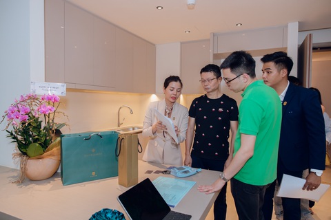 Cư dân hài lòng khi nhận bàn giao căn hộ hàng hiệu Marriott - Ảnh 2. Khách hàng đánh giá cao trải nghiệm khi nhận bàn giao nhà, đặc biệt là thái độ ân cần, chuyên nghiệp của các nhân viên Marriott và Masterise Homes.