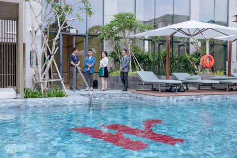 Cư dân hài lòng khi nhận bàn giao căn hộ hàng hiệu Marriott - Ảnh 3. Sau khi tiến hành thủ tục bàn giao, cư dân sẽ được đội ngũ quản gia Marriott giới thiệu các tiện ích và dịch vụ trong tòa Lake.