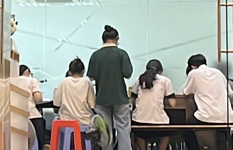 Một nhóm học sinh học thêm tại một cơ sở ở quận 10, TP.HCM (ảnh chụp tối 21-11) - Ảnh: M.DUNG Một nhóm học sinh học thêm tại một cơ sở ở quận 10, TP.HCM (ảnh chụp tối 21-11) - Ảnh: M.DUNG