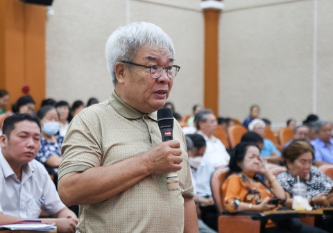 Cử tri Tân Phú: Thiếu giường bệnh, trải chiếu nằm đất vẫn bị tính tiền phòng - Ảnh 1. Cử tri Vũ Văn Hoàng (phường Hiệp Tân) nêu ý kiến tại hội nghị - Ảnh: THẢO LÊ