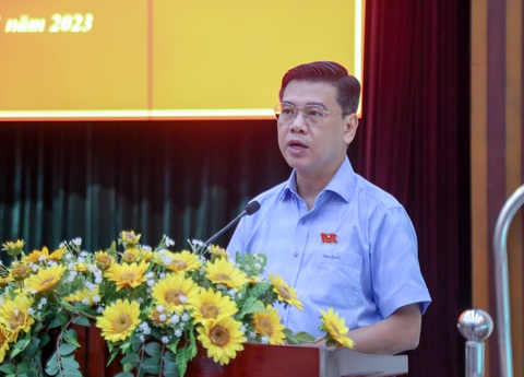 Cử tri Tân Phú: Thiếu giường bệnh, trải chiếu nằm đất vẫn bị tính tiền phòng - Ảnh 2. Đại biểu Nguyễn Văn Dũng - phó chủ tịch UBND TP.HCM - trả lời kiến nghị cử tri - Ảnh: THẢO LÊ