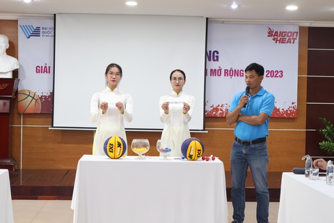 Hơn 250 học sinh, sinh viên 29 trường tranh tài bóng rổ ở TP.HCM- Ảnh 1. Đại học Quốc gia TP.HCM tổ chức bốc thăm chia bảng cho 50 đội bóng rổ học sinh, sinh viên tại giải bóng rổ 2023 - Ảnh: HÂN NHIÊN