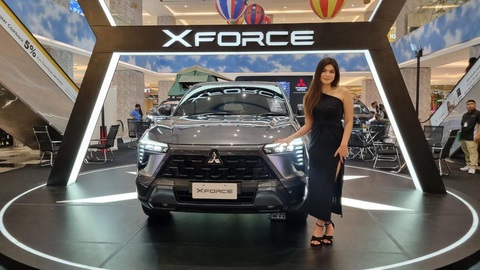 Thống kê bán hàng Mitsubishi Xforce: Tỉ lệ khách nữ mua gần bằng nam giới- Ảnh 1. Mitsubishi Xforce trưng bày ở Bali, Indonesia. Trong sự kiện ra mắt ở Bali, lãnh đạo Mitsubishi Indonesia cho biết Xforce rất phù hợp với các con đường quanh co, bãi biển đầy cát và các điều kiện "khó lường" khác - Ảnh: Fimela