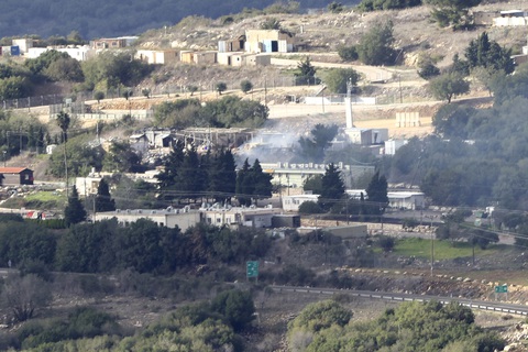 Khói bốc lên từ căn cứ quân sự Israel gần biên giới Lebanon sau khi căn cứ bị tên lửa của Hezbollah đánh trúng ngày 20-11 - Ảnh: AFP Khói bốc lên từ căn cứ quân sự Israel gần biên giới Lebanon, sau khi căn cứ bị tên lửa của Hezbollah đánh trúng ngày 20-11 - Ảnh: AFP