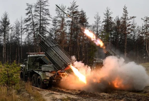 Hệ thống rocket tự hành Grad của Nga khai hỏa nhắm vào binh sĩ Ukraine - Ảnh: SPUTNIK Hệ thống rocket tự hành Grad của Nga khai hỏa nhắm vào binh sĩ Ukraine - Ảnh: SPUTNIK