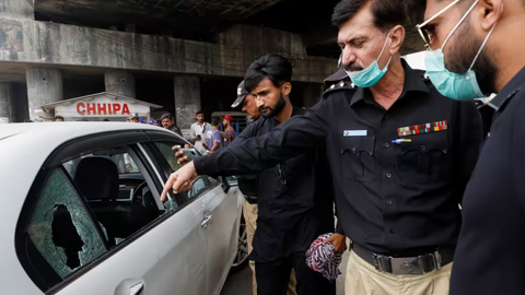 Bắc Kinh đòi Pakistan tăng cường bảo vệ nhân sự Trung Quốc - Ảnh 1. Cảnh sát Pakistan khám xét xe hơi thuộc sở hữu của một công dân Trung Quốc bị tấn công vào tháng 7-2021 - Ảnh: REUTERS