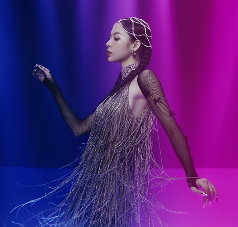 Phí Phương Anh mất nhiều thời gian tập luyện vũ đạo để thực hiện MV Dancing Queen - Ảnh: NVCC Phí Phương Anh mất nhiều thời gian tập luyện vũ đạo để thực hiện MV Dancing Queen - Ảnh: NVCC