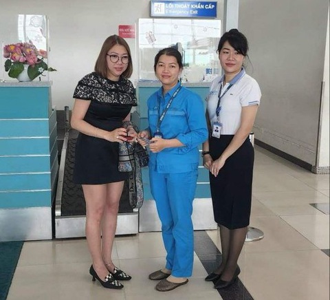 Nữ lao công sân bay Cần Thơ trả lại kim cương cho khách đánh rơi - Ảnh 1. Chị Võ Thị Thùy Dung (giữa) - nhân viên vệ sinh của cảng hàng không quốc tế Cần Thơ - trao trả lại viên kim cương đánh rơi cho nữ hành khách - Ảnh: VCA cung cấp