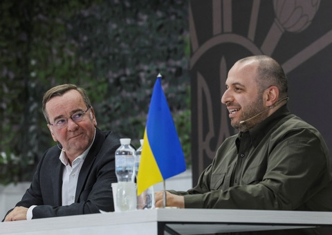 Đức viện trợ quân sự cho Ukraine thêm 1,3 tỉ euro - Ảnh 1. Bộ trưởng Quốc phòng Đức Boris Pistorius (trái) và Bộ trưởng Quốc phòng Ukraine Rustem Umerov tại cuộc họp báo chung ở Kiev (Ukraine) ngày 21-11 - Ảnh: REUTERS