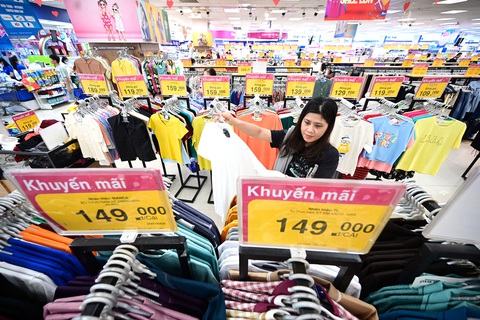 Giảm thuế sẽ kích thích tiêu dùng. Trong ảnh: người dân mua sắm tại siêu thị Co.opMart xa Lộ Hà Nội, TP Thủ Đức, TP.HCM - Ảnh: QUANG ĐỊNH Giảm thuế sẽ kích thích tiêu dùng. Trong ảnh: người dân mua sắm tại siêu thị Co.opMart xa Lộ Hà Nội, TP Thủ Đức, TP.HCM - Ảnh: QUANG ĐỊNH