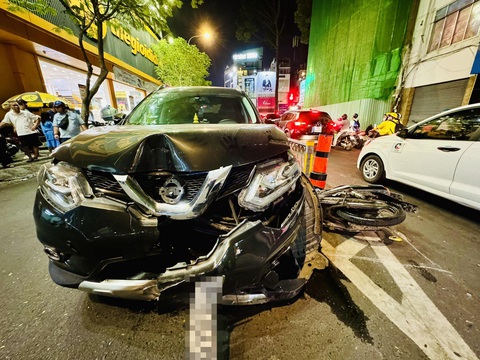 Sở Y tế TP.HCM thông tin vụ việc một bác sĩ gây tai nạn giao thông - Ảnh 1. Hiện trường vụ tai nạn liên quan bác sĩ Th. tối 20-11 - Ảnh: A.X.